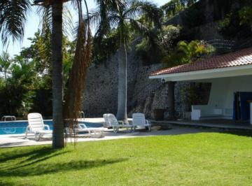 Casa · 900m² · 3 Recámaras · 4 Estacionamientos · Casa - Fraccionamiento Lomas de Cuernavaca
