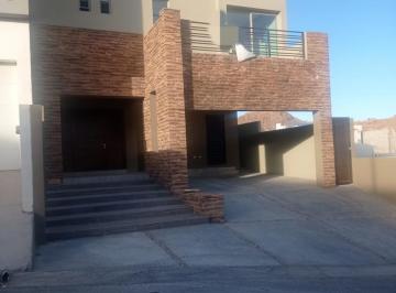 Casa · 300m² · 3 Recámaras · 4 Estacionamientos · En Venta Casa en Bosques del Valle III