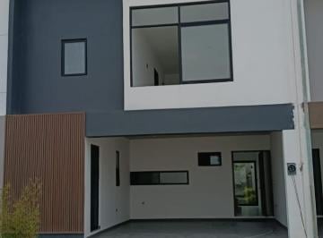 Casa · 4 Recámaras · 2 Estacionamientos · Casa en Venta