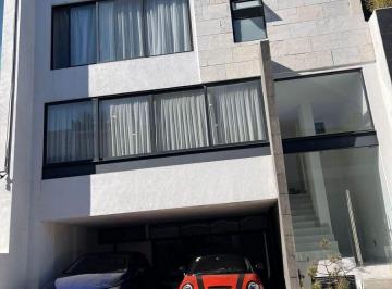 Casa · 290m² · 3 Recámaras · 2 Estacionamientos · Excelente Casa en Venta en Lago Esmeralda