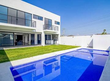 Casa · 380m² · 4 Recámaras · 6 Estacionamientos · Espectacular Casa en Venta en Residencial Corinto