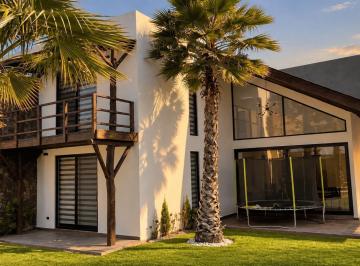 Casa · 498m² · 4 Recámaras · 3 Estacionamientos · Casa en Venta en Atlixco con Alberca Cerca del Zocalo de Atlixco