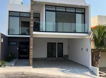 Casa · 203m² · 3 Recámaras · 2 Estacionamientos · Casa en Venta en El Fracc Lomas de La Rioja en La Zona de Mayor Plusvalía de Veracruz