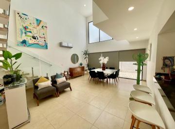 Casa · 214m² · 4 Recámaras · 2 Estacionamientos · Casa en Venta