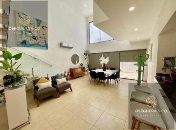 Casa · 214m² · 4 Recámaras · 2 Estacionamientos · Casa en Venta