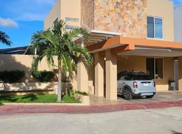 Casa · 280m² · 3 Recámaras · 3 Estacionamientos · Casa con Vista Al Lago en Altozano