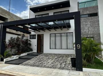 Casa · 4 Recámaras · 4 Estacionamientos · Vendo Enorme Casa de 4 Rec en Residencial Rio Sin Muebles y Alberca Privada