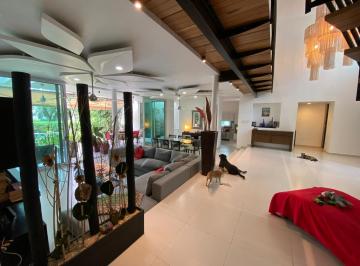 Casa · 360m² · 4 Recámaras · 5 Estacionamientos · En Venta Hermosa Casa de Lagos del Sol Residencial de 4 Rec en Esquina con Alberca Privada