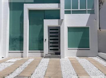 Casa · 210m² · 3 Recámaras · Casa Venta 3 Rec con Recamara Planta Baja Alberca en Privada Milenio III Queretaro Ti/d