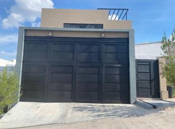 Casa · 300m² · 3 Recámaras · 3 Estacionamientos · Venta Casa Inversión Porta Fontana León Gto: Rentada, 3 Recámaras y 370 m² Construcción