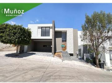 Casa · 300m² · 4 Recámaras · 3 Estacionamientos · Cañada del Refugio Norte Casa en Venta León Gto.