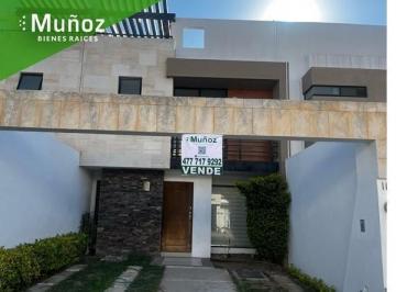 Casa · 140m² · 3 Recámaras · 2 Estacionamientos · Alamedas de Alcazar Casa en Venta