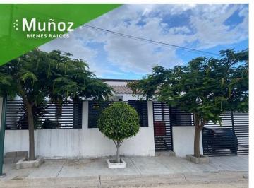 Casa · 435m² · 3 Recámaras · 2 Estacionamientos · Casa en Venta Lomas de Comanjilla Gto Una Planta: Seguridad y Espacio