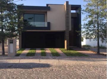Casa · 540m² · 3 Recámaras · 2 Estacionamientos · La Campiña del Bosque Casa en Venta