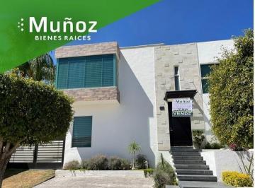 Casa · 600m² · 4 Recámaras · 3 Estacionamientos · Cañada del Refugio Norte Casa en Venta