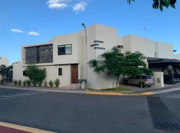 Casa de 3 habitaciones, Querétaro · Casa en Venta en Esquina con Seguridad en Condesa Juriquilla en Queretaro