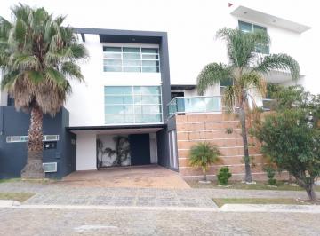 Casa · 529m² · 4 Recámaras · 2 Estacionamientos · Casa en Fraccionamiento Lomas de Angelópolis