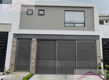 Casa · 281m² · 3 Recámaras · 2 Estacionamientos · Casa Es Venta en Cima del Bosque