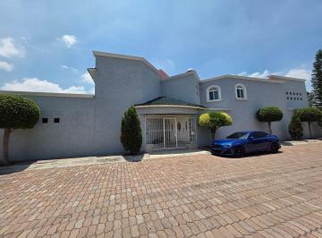 Casa de 5 habitaciones, Querétaro · Casa en Renta en Residencial Italia en Esquina con Habitacion en Planta Baja y Alberca