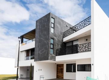 Casa · 365m² · 4 Recámaras · 2 Estacionamientos · Casa en Venta en Parque Tlaxcala