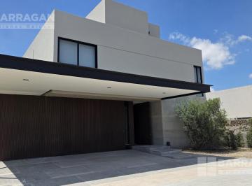 Casa · 476m² · 3 Recámaras · 3 Estacionamientos · Casa en Venta en Lomas del Campanario Norte en Cuatro Niveles, San Lucas