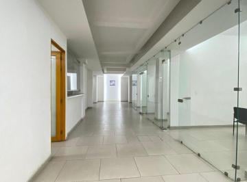cfa587c565a463716a9f2512f19998112a2079d1c4e130ca014d18f3861af222 · Edificio de Oficinas en Renta – Ubicación Estratégica en Xola