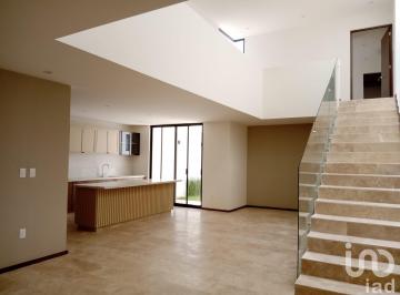 Casa · 245m² · 4 Recámaras · 2 Estacionamientos · Casa en Venta en Privada San Angel IV, con Rec en Planta Baja, Slp