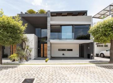Casa · 421m² · 3 Recámaras · 2 Estacionamientos · Casa Amueblada en Venta en Parque Guanajuato