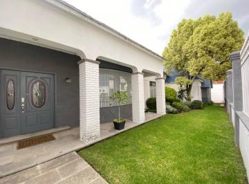Casa · 750m² · 4 Recámaras · 6 Estacionamientos · Casa en Venta en Campestre El Paraíso