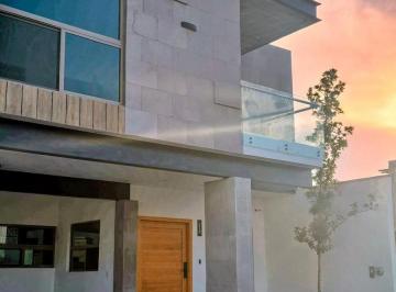 Casa · 362m² · 4 Recámaras · 2 Estacionamientos · Casa en Fraccionamiento Habita II