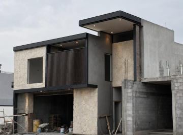 Casa · 362m² · 4 Recámaras · 2 Estacionamientos · Casa en Fraccionamiento Habita II
