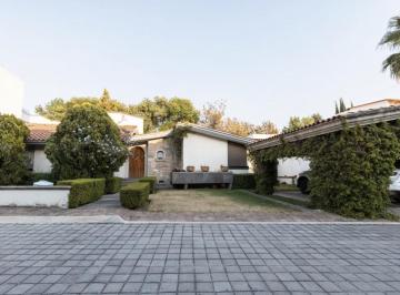 Casa · 420m² · 3 Recámaras · 6 Estacionamientos · Casa en Venta en Santa Gema Residencial