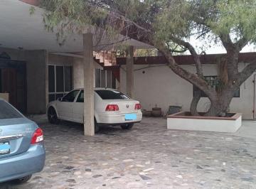 Casa · 1104m² · 5 Recámaras · 4 Estacionamientos · Casa en Venta en El Centro de Santa Catarina Gran Espacio Para Remodelar o Inversion