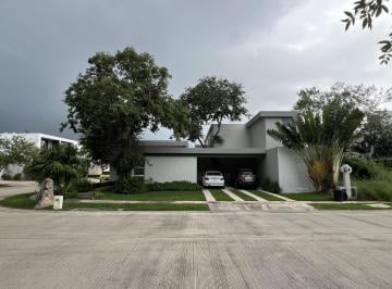 Casa · 360m² · 4 Recámaras · 4 Estacionamientos · Casa en Venta en Privada Parque Natura