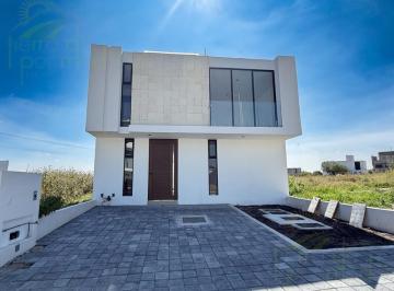 Casa · 157m² · 3 Recámaras · 3 Estacionamientos · Hermosa Casa en Venta en Privada en Juriquilla, Querétaro