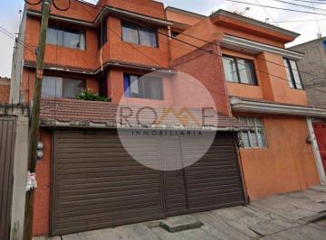 Casa de 4 habitaciones, Coyoacán · Casa en Coyoacan en Recuperacion Bancaria Cerca de Bodega Aurrera
