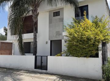 Casa · 320m² · 3 Recámaras · 4 Estacionamientos · Venta Casa en Misión del Campanario Al Norte de La Ciudad Wal