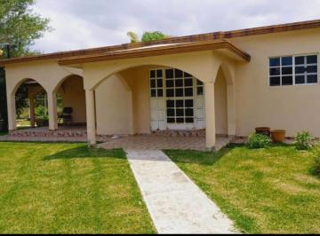 Villa · 1698m² · 3 Recámaras · 2 Estacionamientos · Hermosa Quinta en Venta en Fraccionamiento "Las Carolinas " Cadereyta, Nuevo León.