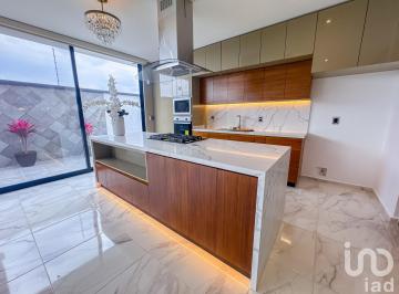 Casa · 311m² · 4 Recámaras · 2 Estacionamientos · Se Vende Lujosa Casa en Fraccionamiento Privado, San Juan del Rio, Queretaro