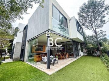 Casa · 423m² · 3 Recámaras · 4 Estacionamientos · Casa en Venta en Coto Alcazar Oriente Sobre Juan Palomar y Arias