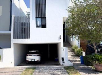 Casa · 140m² · 3 Recámaras · 2 Estacionamientos · Casa de Autor en Venta en Las Grullas