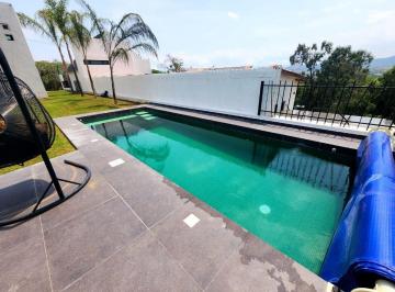 Casa de 4 habitaciones, Ixtapan de la Sal · Casa Tulipanes VI de un Nivel con Diseño a Doble Altura, Nueva, Amueblada, 1 Suite, Alberca y Jacuzzi