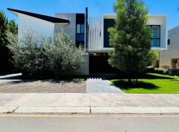 Casa · 725m² · 5 Recámaras · 7 Estacionamientos · Casa - Fraccionamiento El Campanario