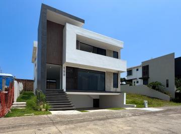 Casa · 349m² · 3 Recámaras · 2 Estacionamientos · Casa de 3 Niveles en Punta Tiburón en Venta