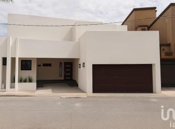 Casa · 405m² · 3 Recámaras · 3 Estacionamientos · Casa en Venta, Jardines de Senecu, Cd Juarez