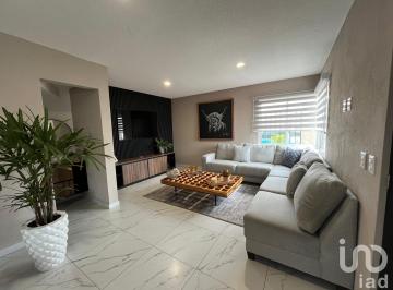 Casa · 113m² · 3 Recámaras · 2 Estacionamientos · Hermosa Residencia con Amplio Jardín Dentro de Fraccionamiento en Ojo de Agua, Tecámac