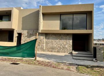 Casa de 4 habitaciones, Querétaro · Vive El Estilo y La Comodidad en Altozano. Sótano, Terraza y Jardín