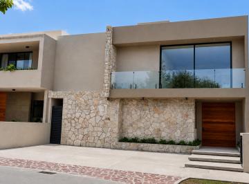 Casa de 4 habitaciones, Querétaro · Vive El Estilo y La Comodidad en Altozano. Sótano, Terraza y Jardín