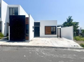 Casa · 138m² · 3 Recámaras · 2 Estacionamientos · Casa en Venta de Una Planta y Alberca en Lomas de La Rioja Riviera Veracruzana Alvarado Veracruz