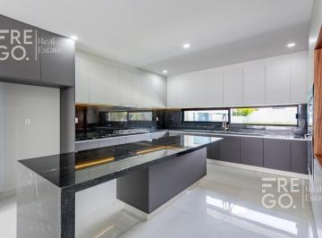 Casa · 560m² · 5 Recámaras · 6 Estacionamientos · Casa en Venta con Acabados Luxury en Puerta Las Lomas, Zapopan Jal